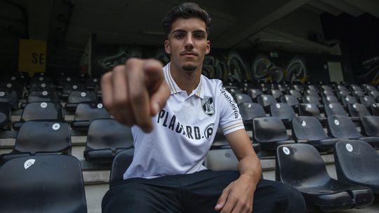 No mesmo dia, Rika treina com a equipa principal e renova contrato com o Vitória de Guimarães