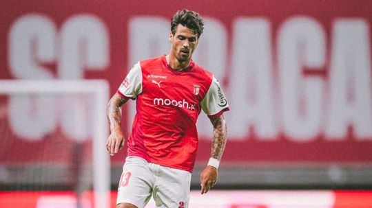 SC Braga:  João Ferreira olha para a direita, mas também é solução para o eixo