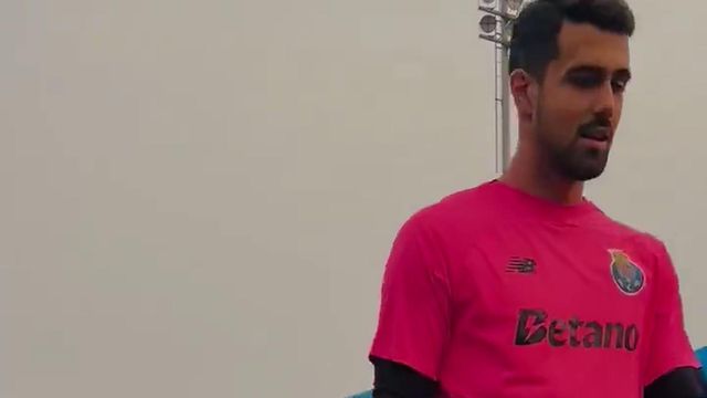 FC Porto volta a treinar no relvado com céu 'carregado' pelos fogos