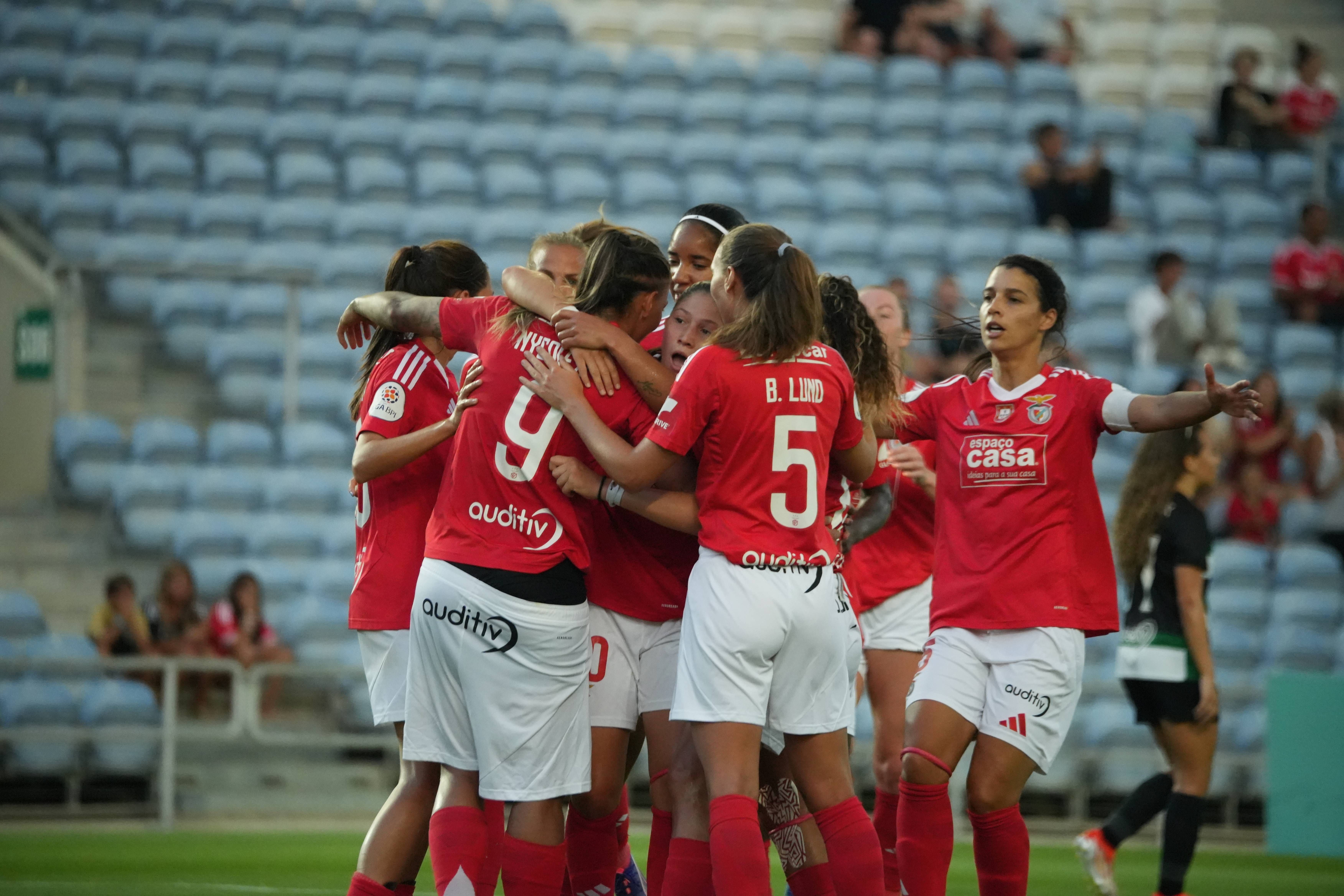 Adeptos do Hammarby lançam fogo de artifício junto ao hotel do Benfica