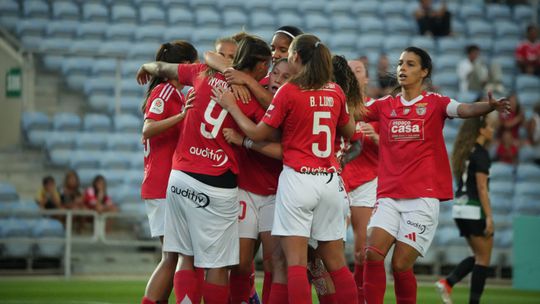 Adeptos do Hammarby lançam fogo de artifício junto ao hotel do Benfica