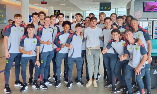 Juniores do Benfica com companhia especial no aeroporto