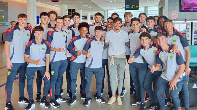 Juniores do Benfica com companhia especial no aeroporto