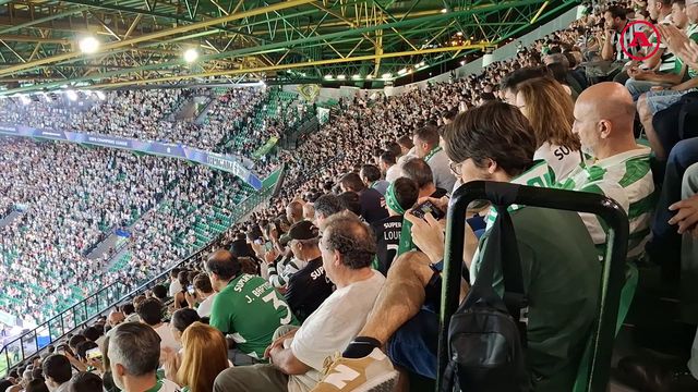 A reação dos adeptos do Sporting ao penálti falhado por Hjulmand (vídeo)