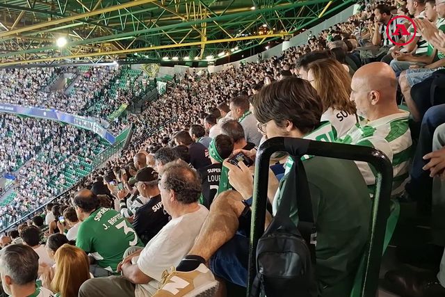 A reação dos adeptos do Sporting ao penálti falhado por Hjulmand (vídeo)