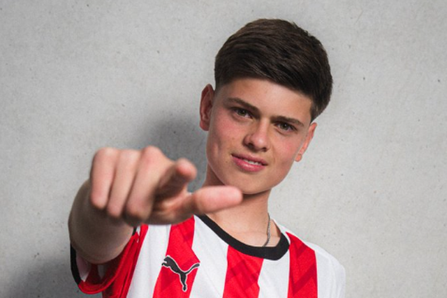 Filho de peixe sabe nadar: Huntelaar mais novo assina pelo PSV