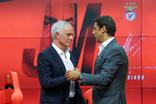 O cumprimento entre José Mourinho e Rui Costa na apresentação do novo treinador do Benfica - Foto: José Sena Goulão/Lusa