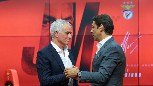 O cumprimento entre José Mourinho e Rui Costa na apresentação do novo treinador do Benfica - Foto: José Sena Goulão/Lusa