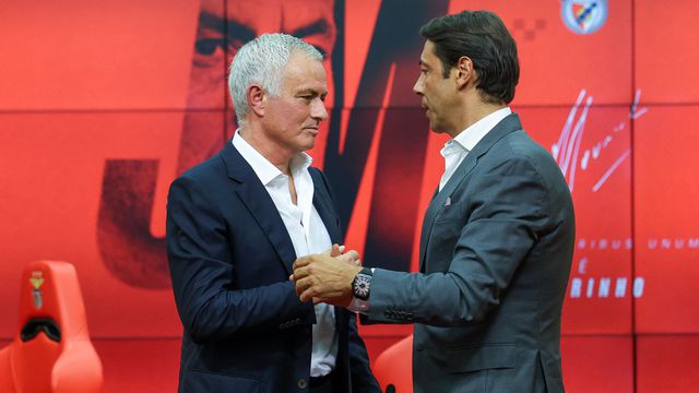 O cumprimento entre José Mourinho e Rui Costa na apresentação do novo treinador do Benfica - Foto: José Sena Goulão/Lusa