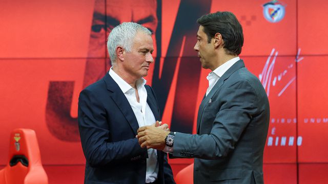 O cumprimento entre José Mourinho e Rui Costa na apresentação do novo treinador do Benfica - Foto: José Sena Goulão/Lusa