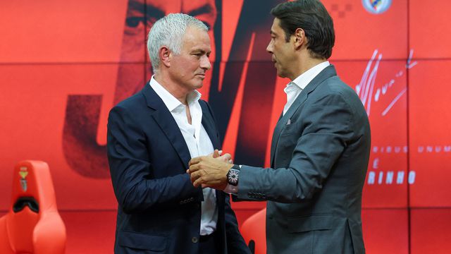 O cumprimento entre José Mourinho e Rui Costa na apresentação do novo treinador do Benfica - Foto: José Sena Goulão/Lusa
