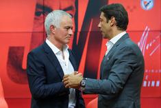 O cumprimento entre José Mourinho e Rui Costa na apresentação do novo treinador do Benfica - Foto: José Sena Goulão/Lusa