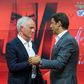 O cumprimento entre José Mourinho e Rui Costa na apresentação do novo treinador do Benfica - Foto: José Sena Goulão/Lusa