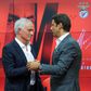 O cumprimento entre José Mourinho e Rui Costa na apresentação do novo treinador do Benfica - Foto: José Sena Goulão/Lusa