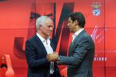 O cumprimento entre José Mourinho e Rui Costa na apresentação do novo treinador do Benfica - Foto: José Sena Goulão/Lusa