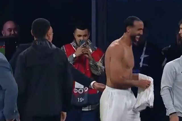 Vídeo: foi expulso e atirou camisola para a bancada, mas teve de a pedir de volta