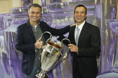 José Mourinho e Jorge Mendes, em 2010, no centro de treino do Real Madrid