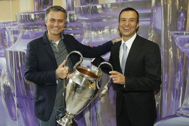 José Mourinho e Jorge Mendes, em 2010, no centro de treino do Real Madrid