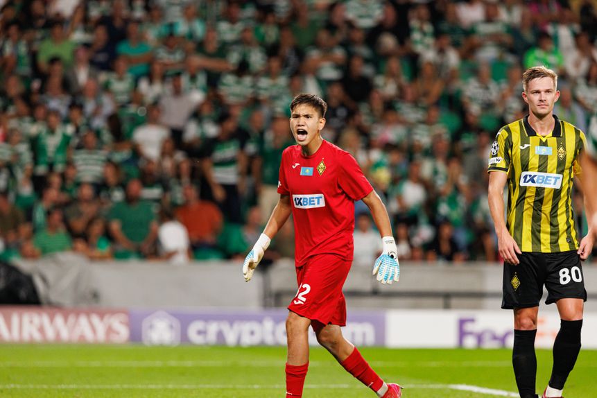 Sherkhan Kalmurza defendeu penálti no Sporting-Kairat - Foto: IMAGO