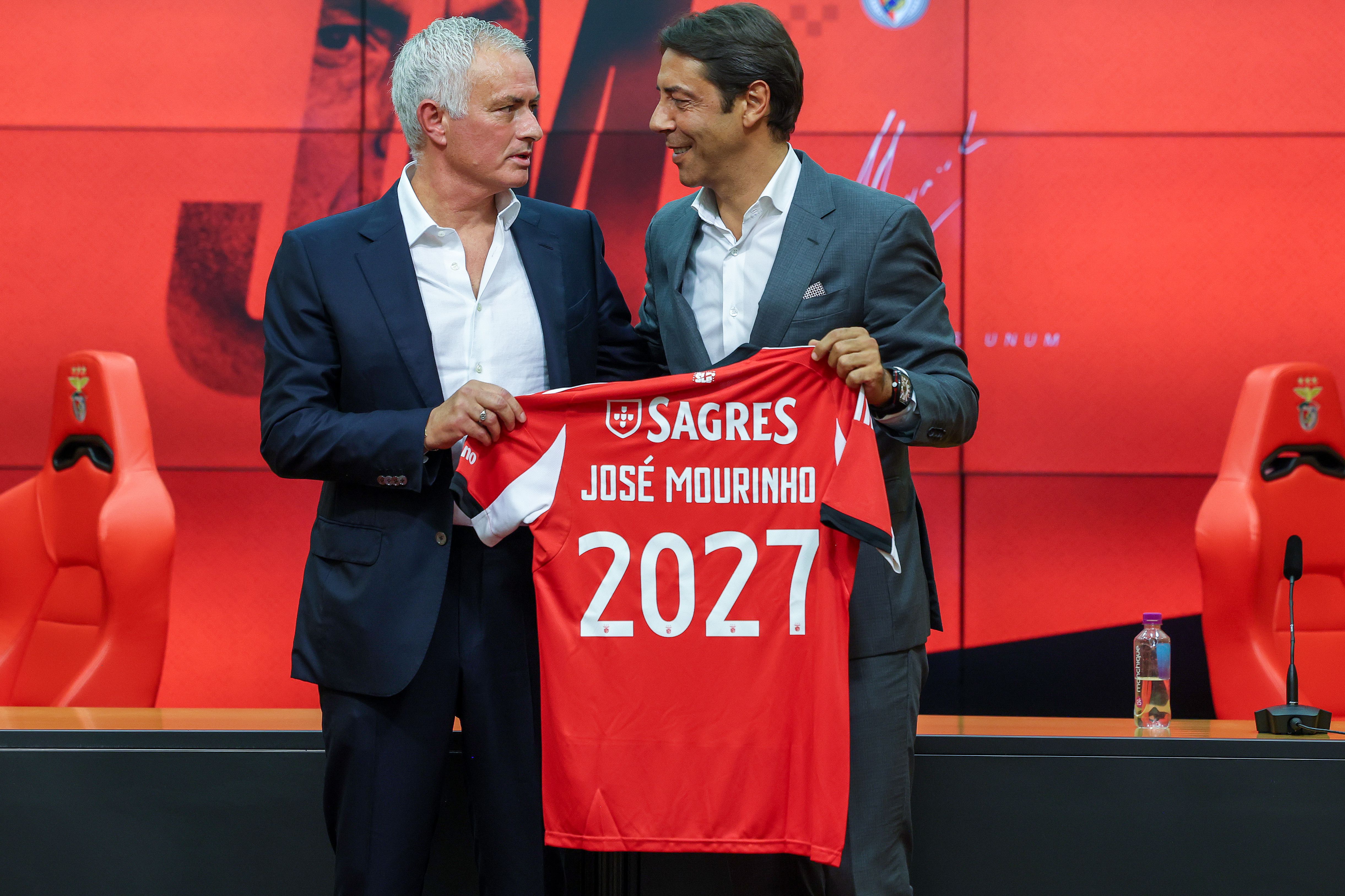 José Mourinho assinou por duas épocas com o Benfica, o clube onde iniciou a carreira de treinador há 25 anos - Foto: JOSÉ SENA GOULÃO/LUSA