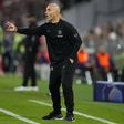 Enzo Maresca, treinador do Chelsea, a dar indicações