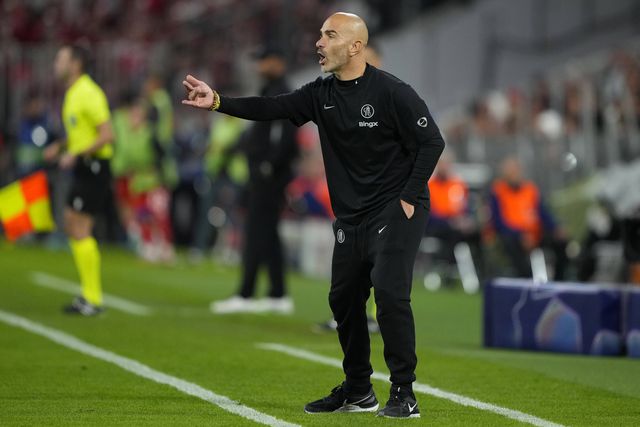 Enzo Maresca, treinador do Chelsea, a dar indicações