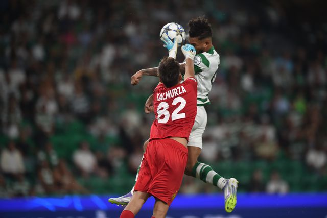 Kalmurza num lance discutido nas alturas com Luis Suárez