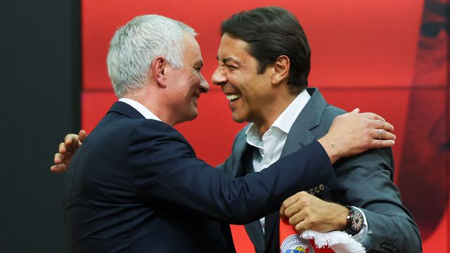 O abraço entre José Mourinho e Rui Costa - Foto: José Sena Goulão/Lusa