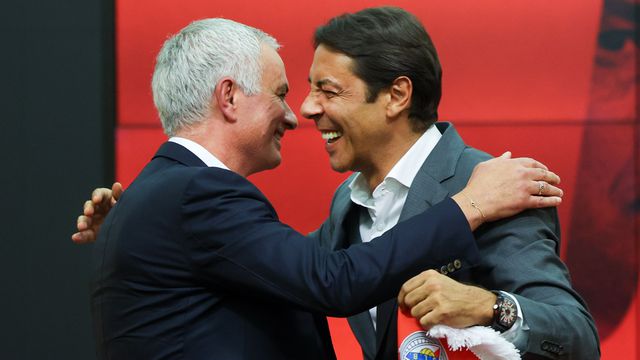 O abraço entre José Mourinho e Rui Costa - Foto: José Sena Goulão/Lusa