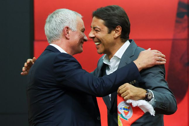 O abraço entre José Mourinho e Rui Costa - Foto: José Sena Goulão/Lusa