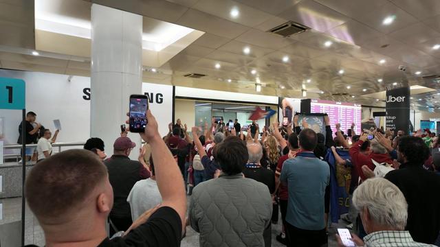 Torreense recebido em euforia no aeroporto depois de fazer história na Europa