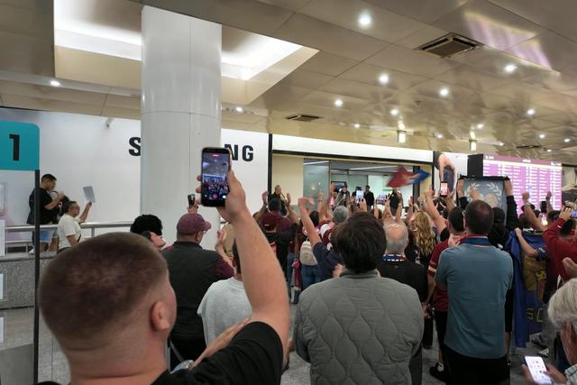 Torreense recebido em euforia no aeroporto depois de fazer história na Europa