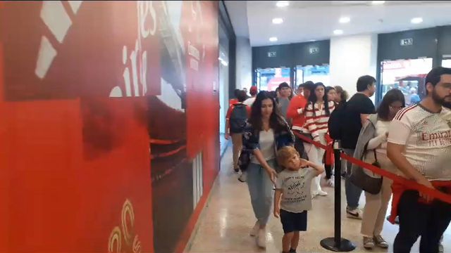 A sessão de autógrafos na Luz com Guedes e Bah