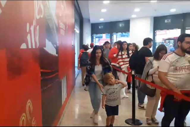 A sessão de autógrafos na Luz com Guedes e Bah