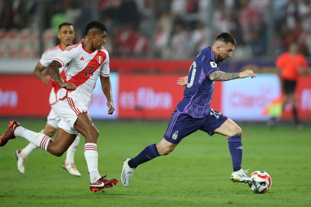 Que maldade: Messi 'baila' em frente a dois jogadores do Peru (vídeo)