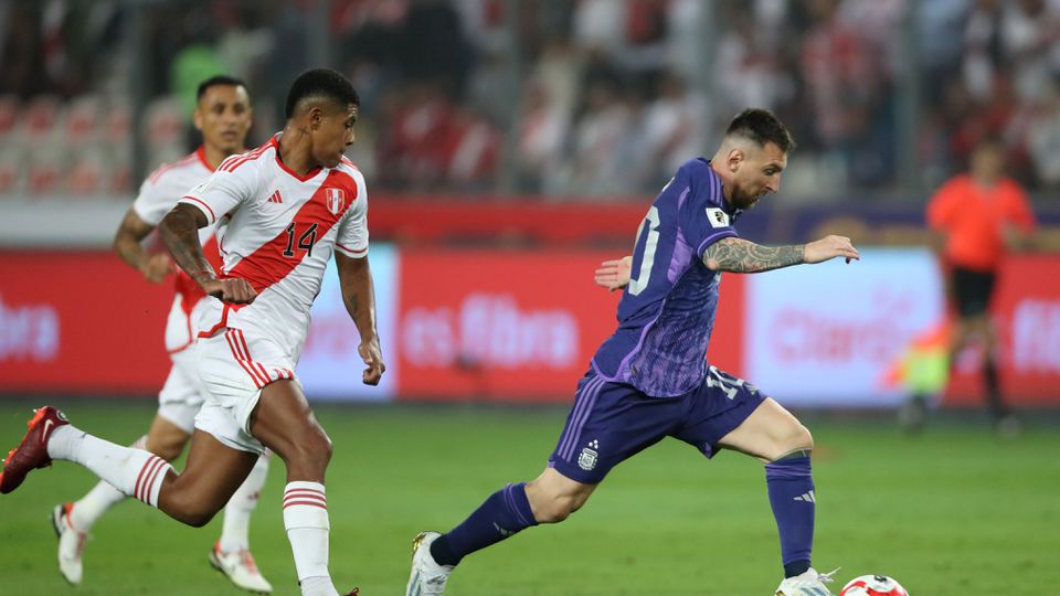 Que maldade: Messi 'baila' em frente a dois jogadores do Peru (vídeo)