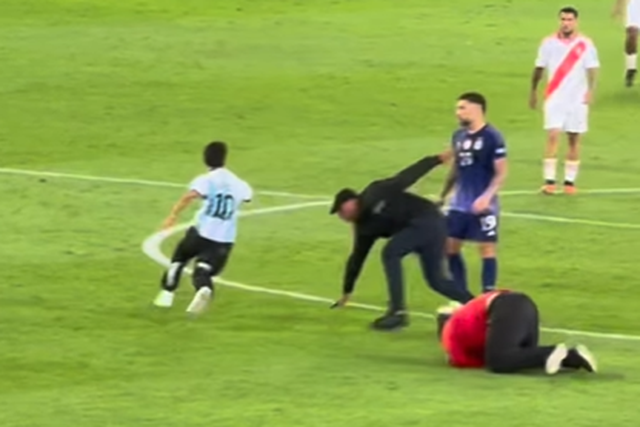 VÍDEO: jovem adepto invade campo, finta seguranças e abraça Messi