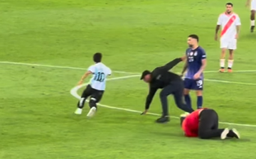 VÍDEO: jovem adepto invade campo, finta seguranças e abraça Messi