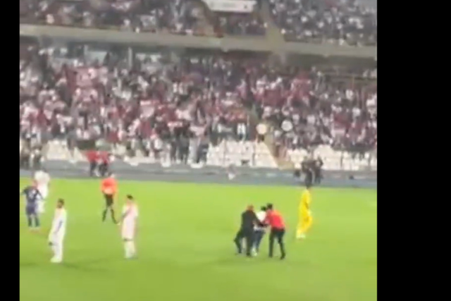 VÍDEO: adepto entra em campo para tirar foto com Messi e guarda-redes do Peru reage assim…