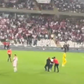 VÍDEO: adepto entra em campo para tirar foto com Messi e guarda-redes do Peru reage assim…