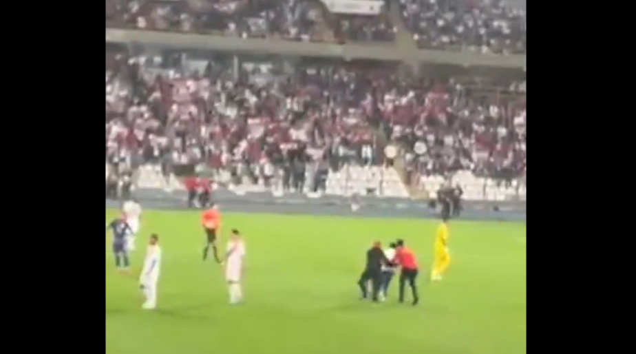 VÍDEO: adepto entra em campo para tirar foto com Messi e guarda-redes do Peru reage assim…