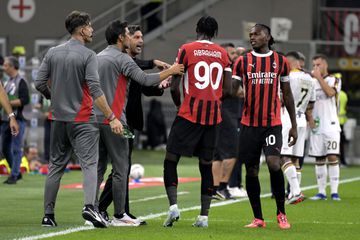 Paulo Fonseca 'parte a corda' com Rafael Leão