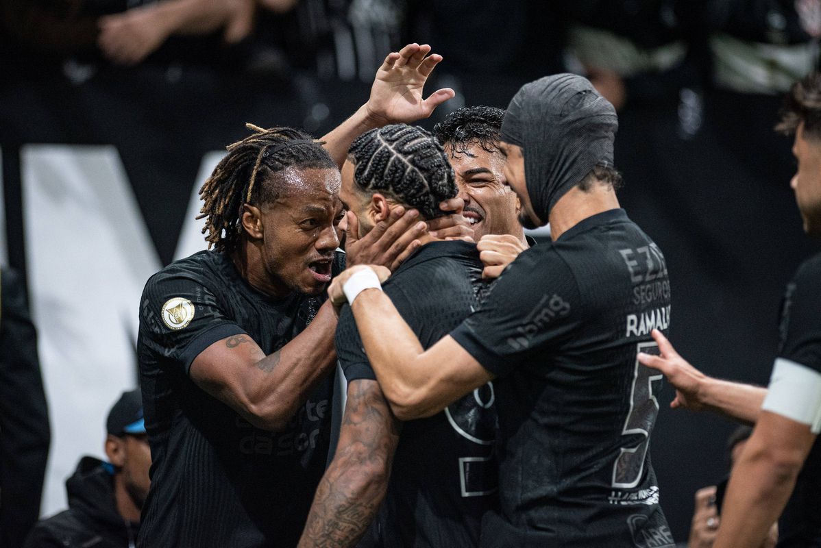 Vídeo: Memphis estreia-se a marcar pelo Corinthians com golaço de livre