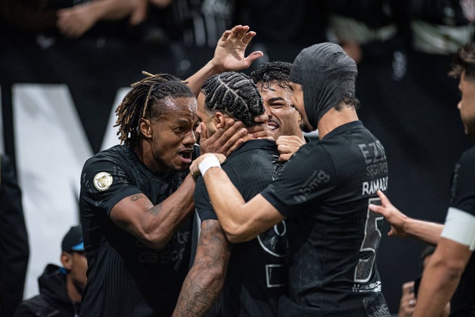 Vídeo: Memphis estreia-se a marcar pelo Corinthians com golaço de livre