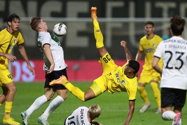 Desta vez foi um martelo nórdico a furar os pneus ao autocarro (crónica)