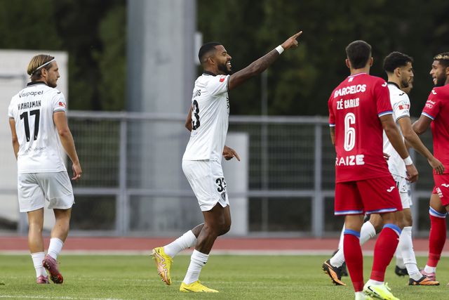 Clóvis, avançado do Académico de Viseu festeja o bis apontado ao Gil Vicente na Taça de Portugal - FOTO: PAULO NOVAIS/LUSA