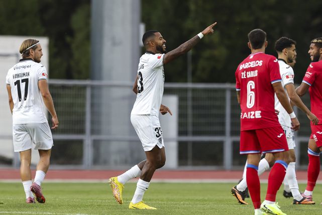 Clóvis, avançado do Académico de Viseu festeja o bis apontado ao Gil Vicente na Taça de Portugal - FOTO: PAULO NOVAIS/LUSA