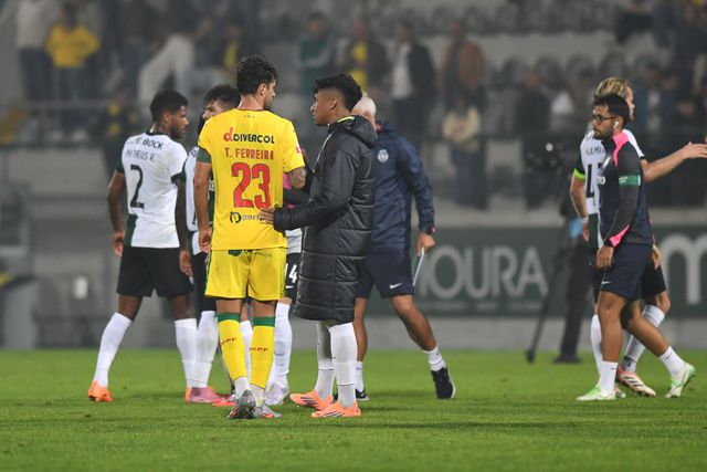 Tiago Ferreira à conversa com Alisson no final do jogo - Foto: ROGÉRIO FERREIRA/KAPTA+