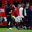 Ruben Amorim ao lado do capitão Bruno Fernandes no Manchester United