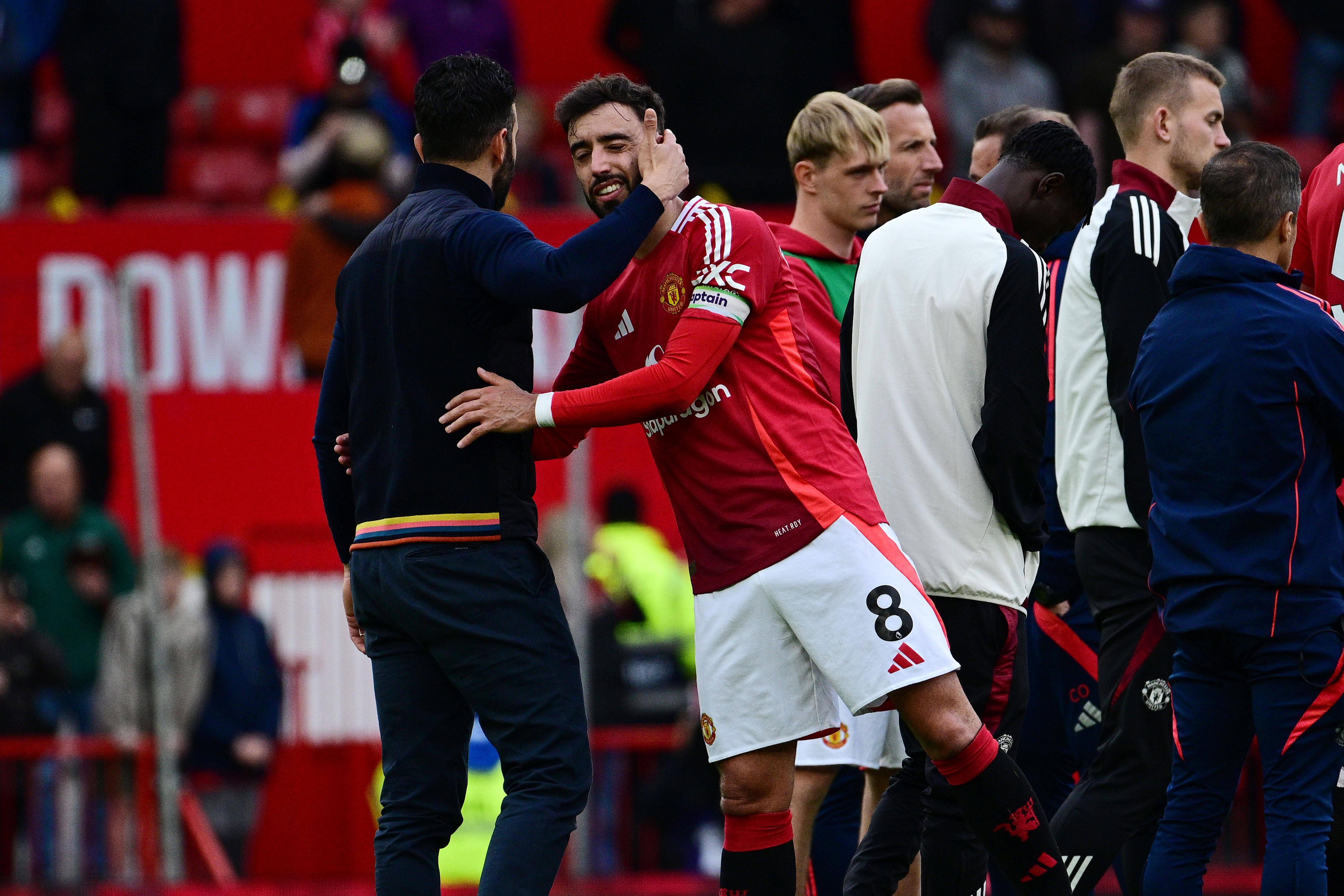 Ruben Amorim ao lado do capitão Bruno Fernandes no Manchester United